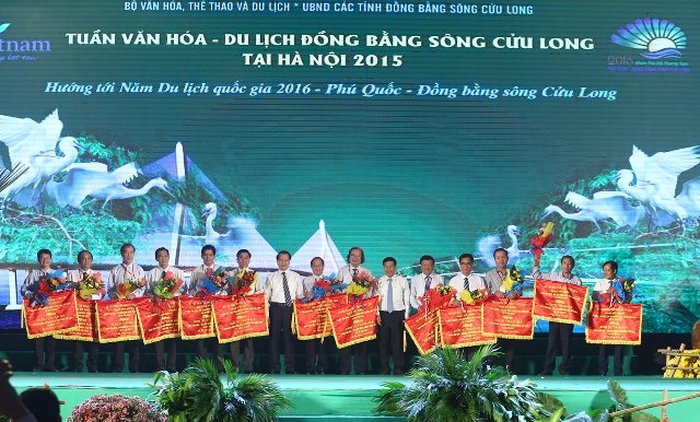 Phó Thủ tướng Chính phủ Vũ Văn Ninh - Trưởng ban Chỉ đạo Tây Nam Bộ và Ủy viên Trung ương Đảng, Thứ trưởng Bộ VHTTDL Nguyễn Ngọc Thiện tặng cờ và hoa cho các đơn vị tham gia ngày hội